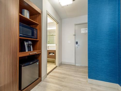 holiday inn express and suites medicine hat transcanada hwy 1