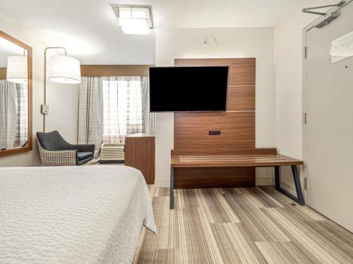holiday inn express and suites medicine hat transcanada hwy 1