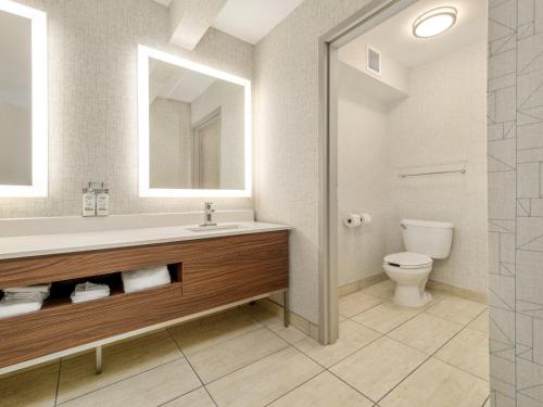 holiday inn express and suites medicine hat transcanada hwy 1