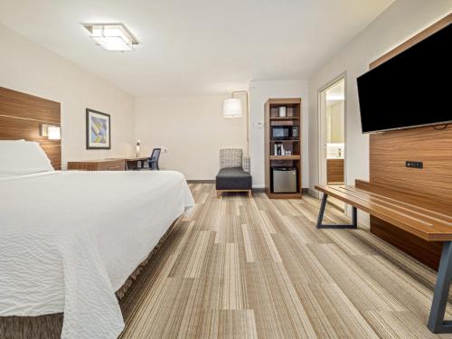 holiday inn express and suites medicine hat transcanada hwy 1