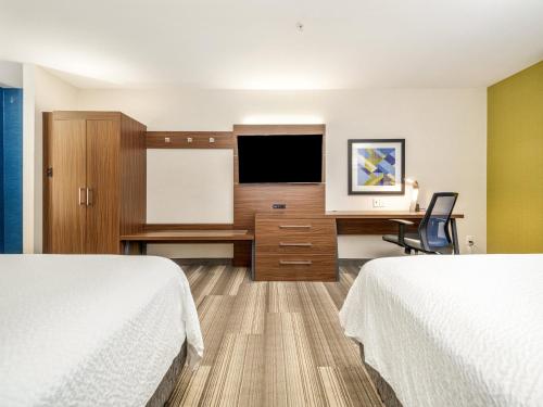 holiday inn express and suites medicine hat transcanada hwy 1
