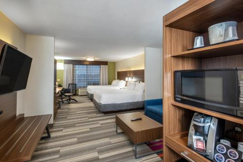 holiday inn express and suites medicine hat transcanada hwy 1