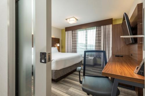 holiday inn express and suites medicine hat transcanada hwy 1