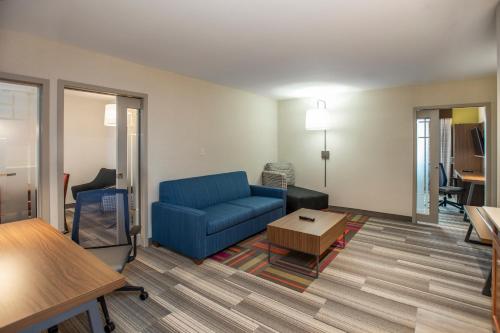holiday inn express and suites medicine hat transcanada hwy 1