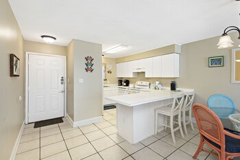 seaside beach and racquet condos