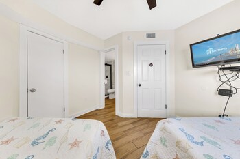 seaside beach and racquet condos