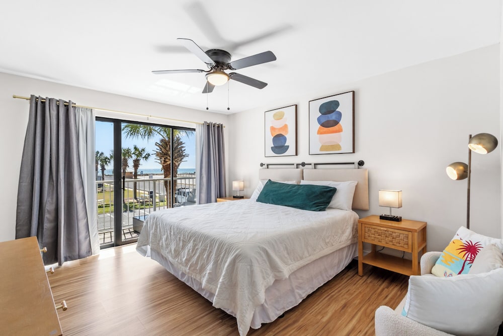 seaside beach and racquet condos