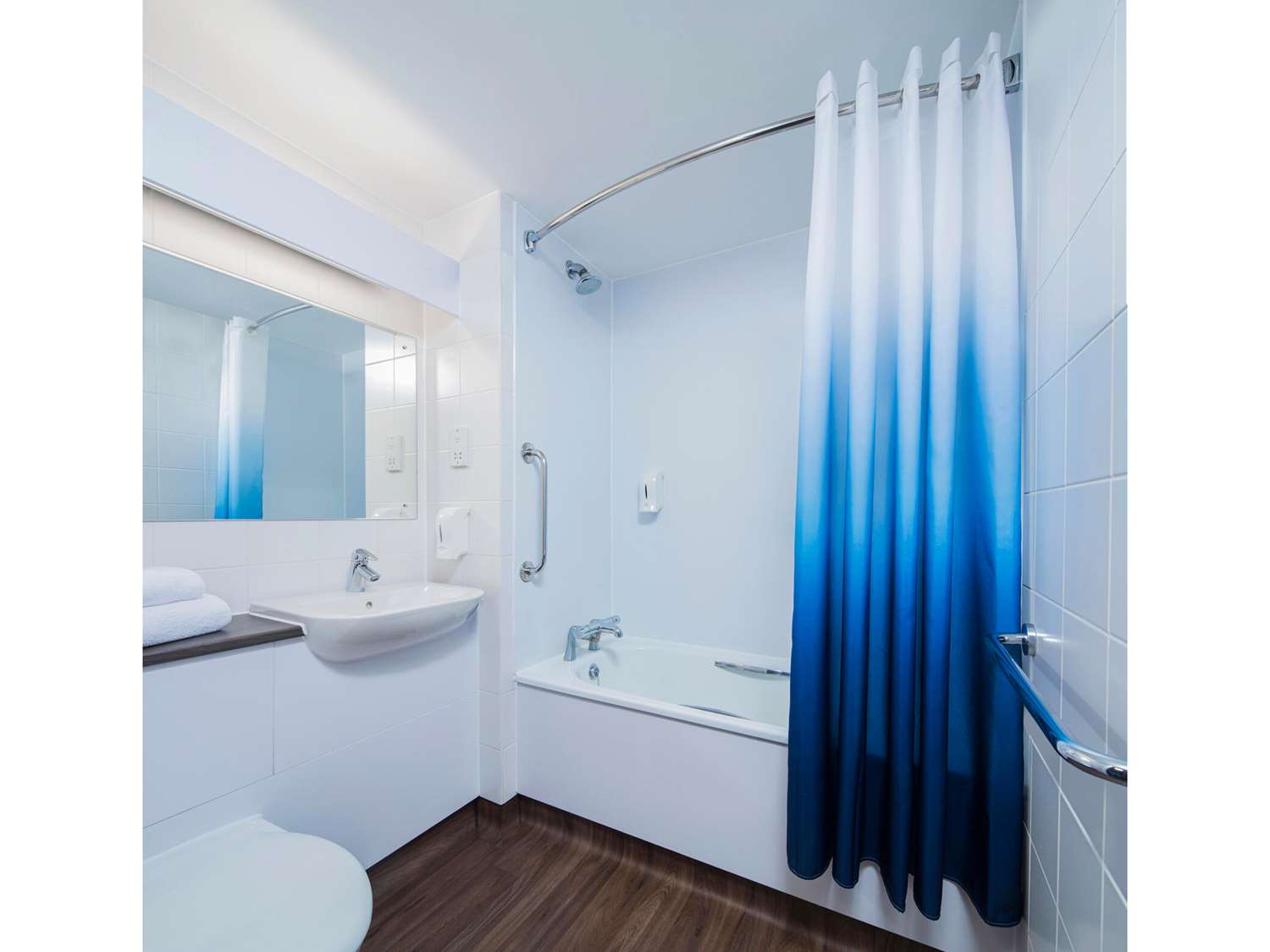 travelodge cardiff m4