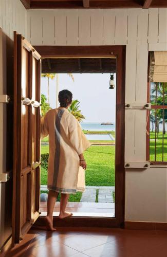 ama stays and trails pathiramanal villa alappuzha