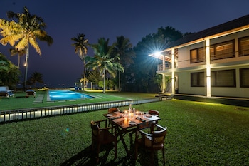 ama stays and trails pathiramanal villa alappuzha