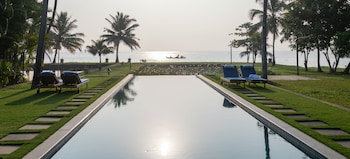 ama stays and trails pathiramanal villa alappuzha