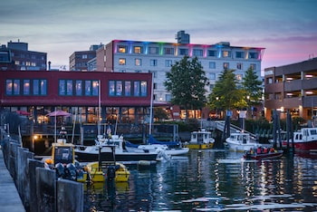hilton garden inn portland downtown waterfront
