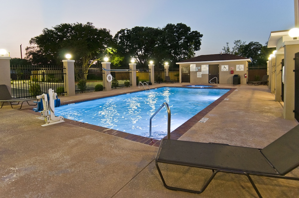 holiday inn express and suites san antonio se by a