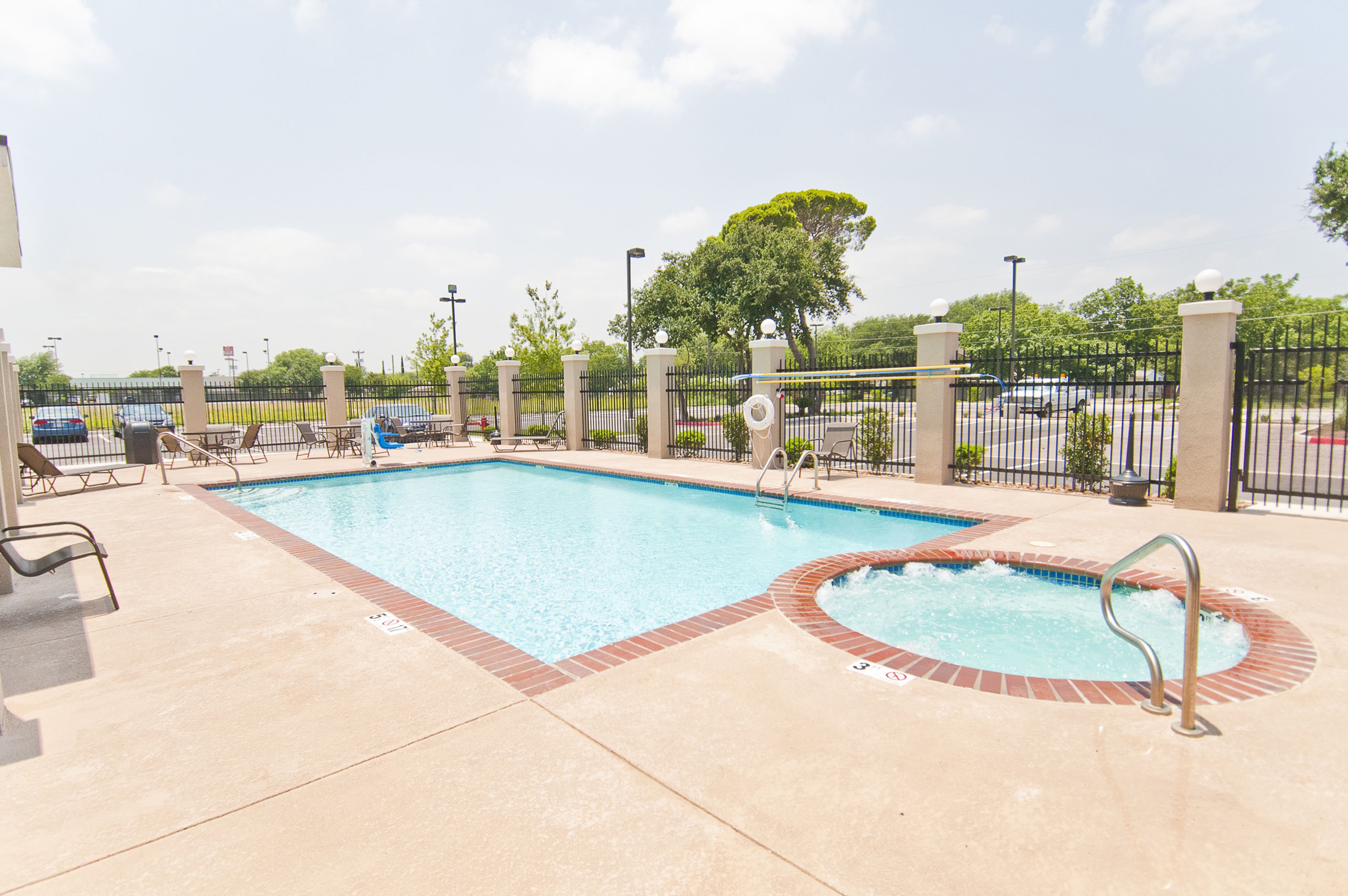 holiday inn express and suites san antonio se by a