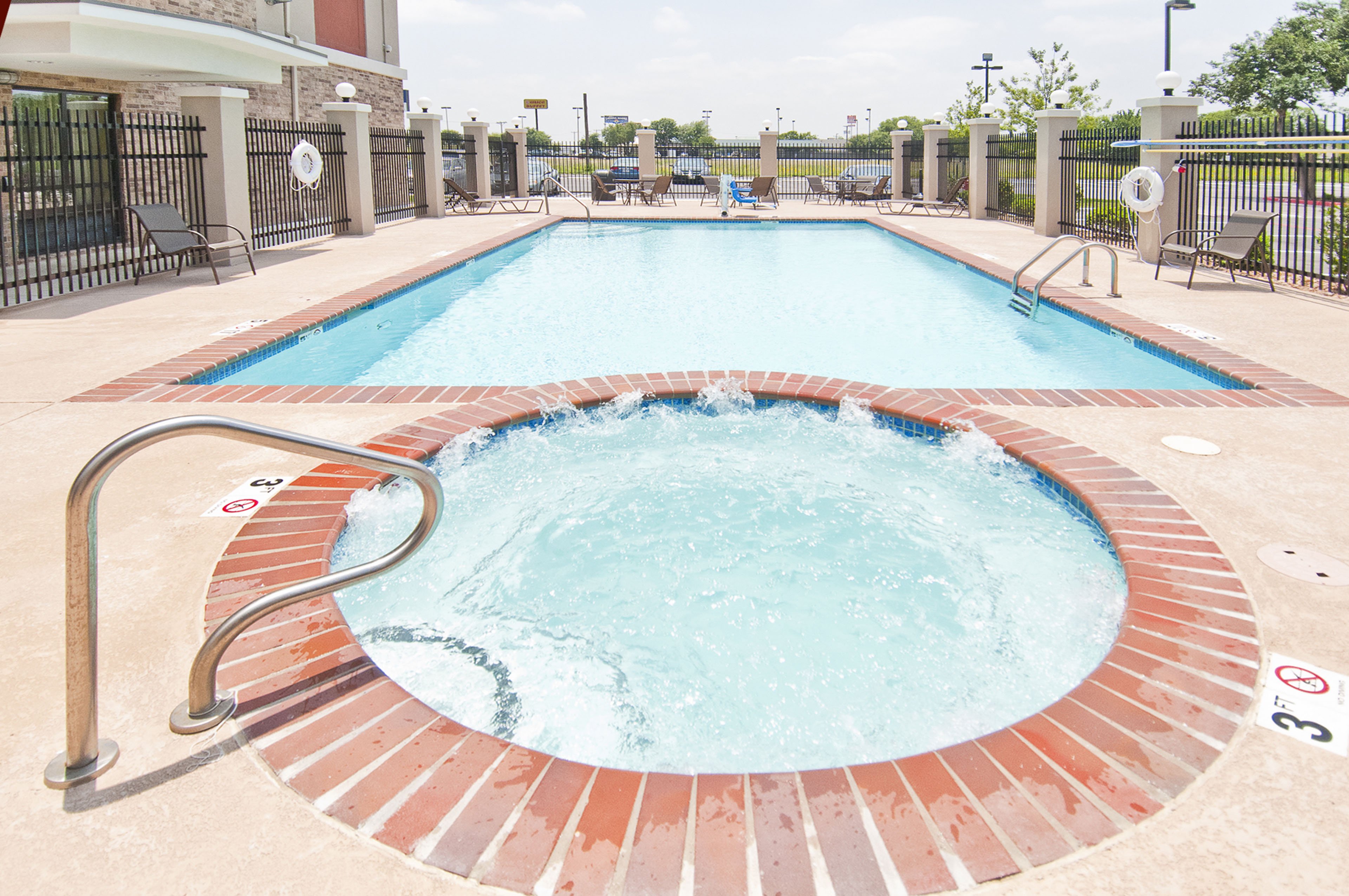 holiday inn express and suites san antonio se by a