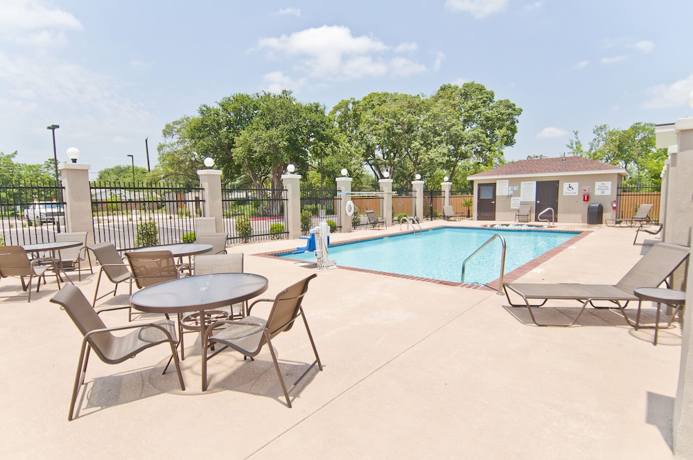 holiday inn express and suites san antonio se by a