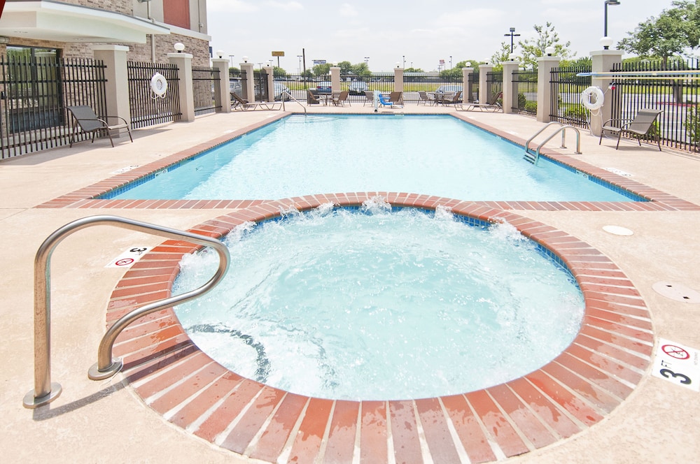 holiday inn express and suites san antonio se by a
