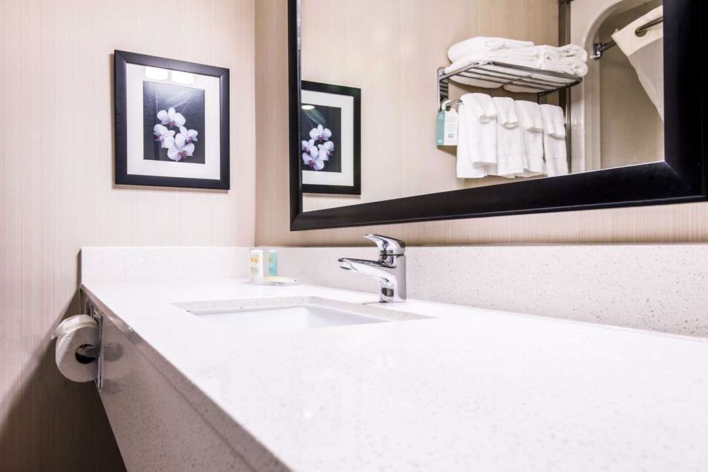 quality inn airport west