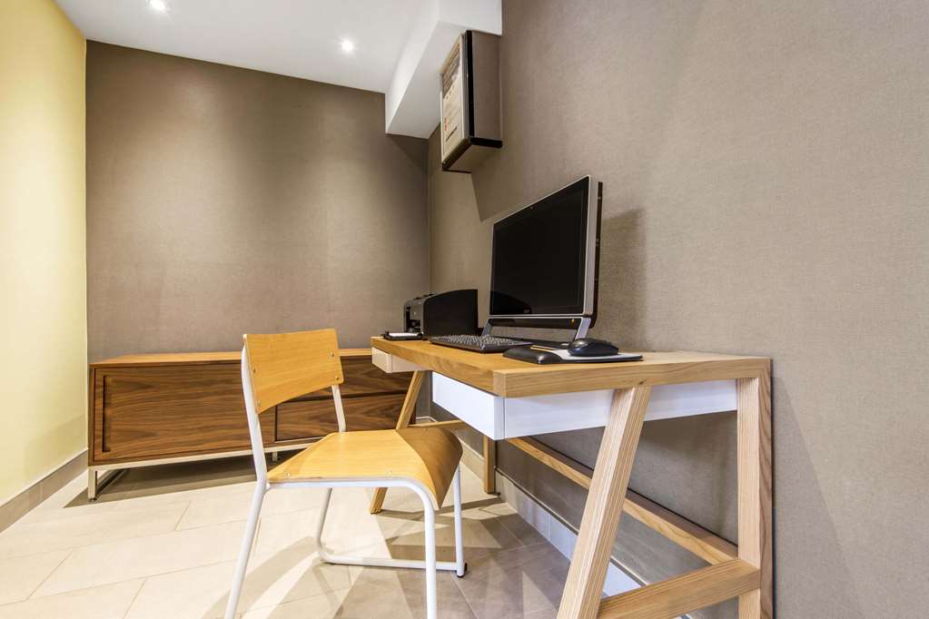 quality inn airport west