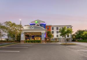holiday inn express and suites orlando east ucf area