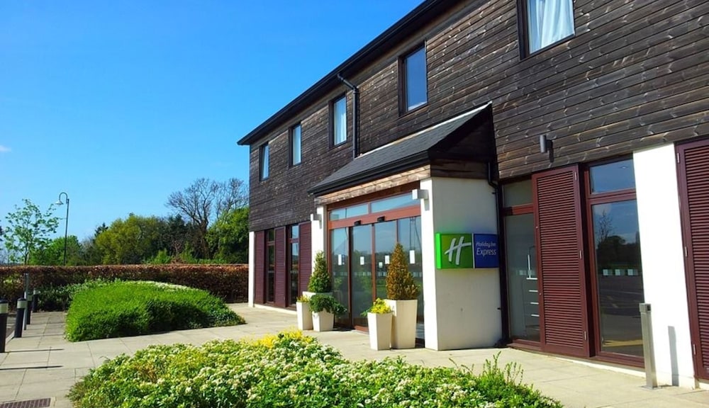 holiday inn express london epsom downs by ihg