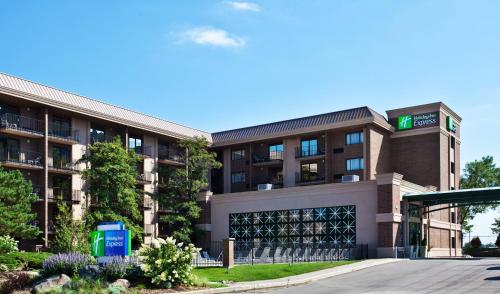 holiday inn express rolling meadows schaumburg area