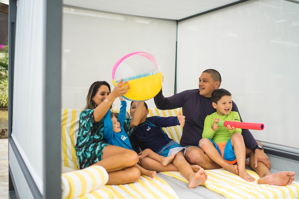 embassy suites by hilton waikiki beach walk