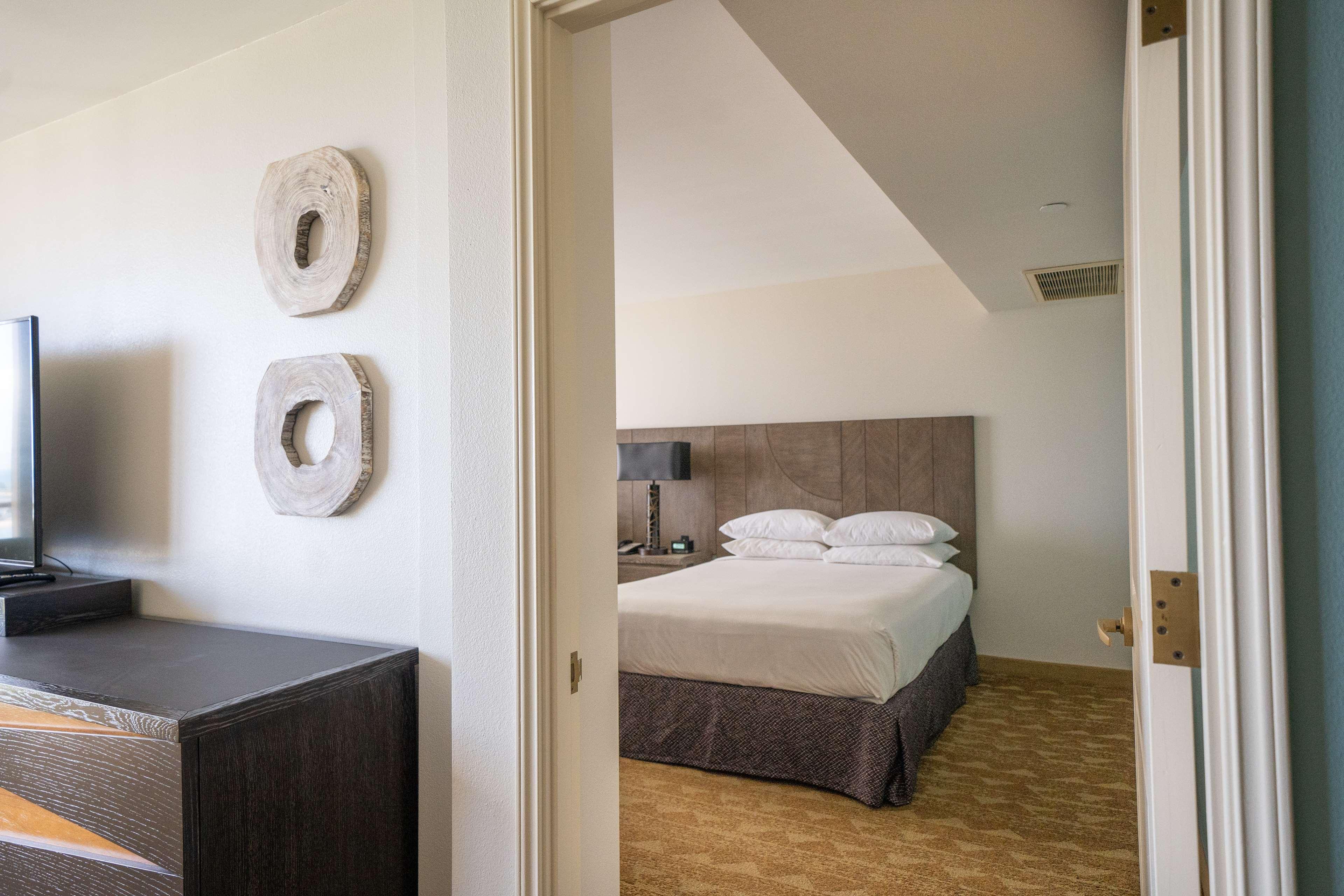 embassy suites by hilton waikiki beach walk