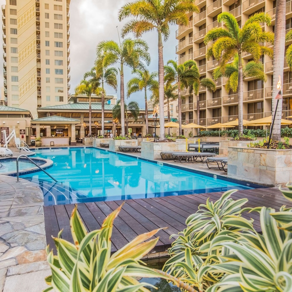 embassy suites by hilton waikiki beach walk