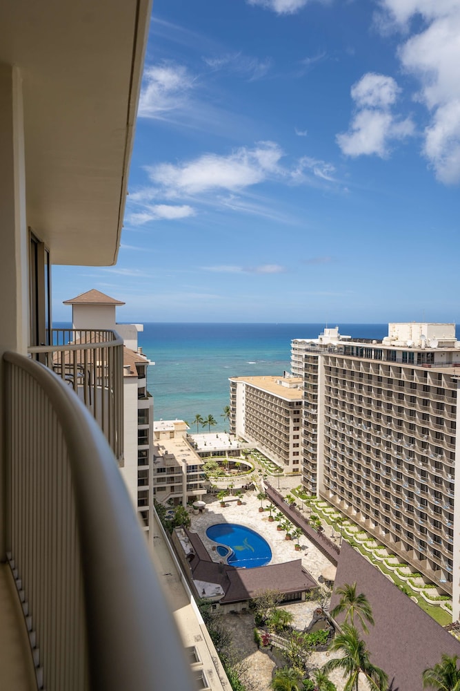 embassy suites by hilton waikiki beach walk