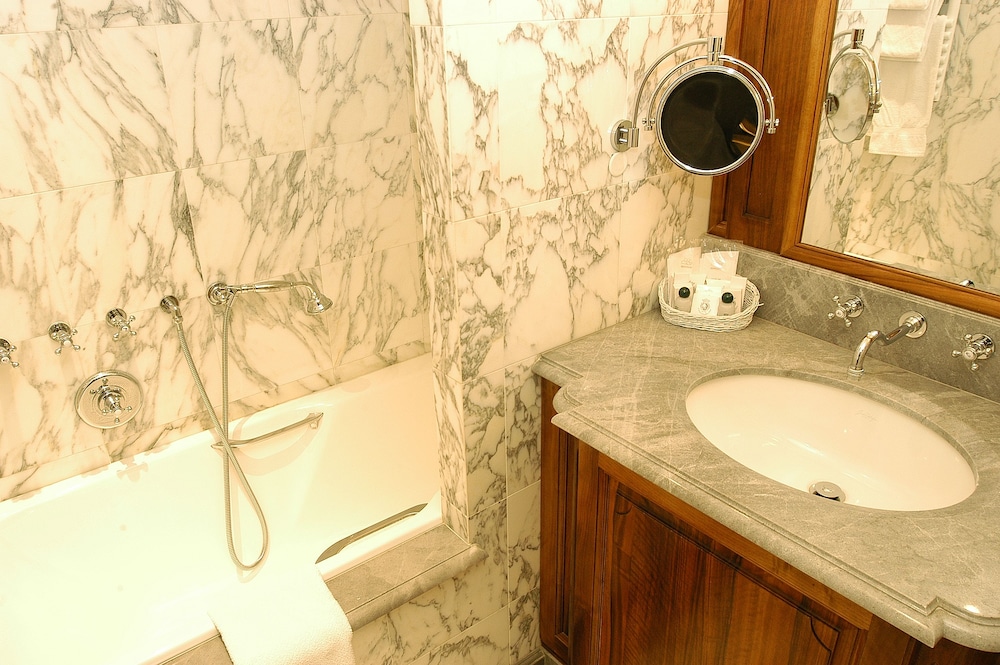 hotel chambiges elysees paris