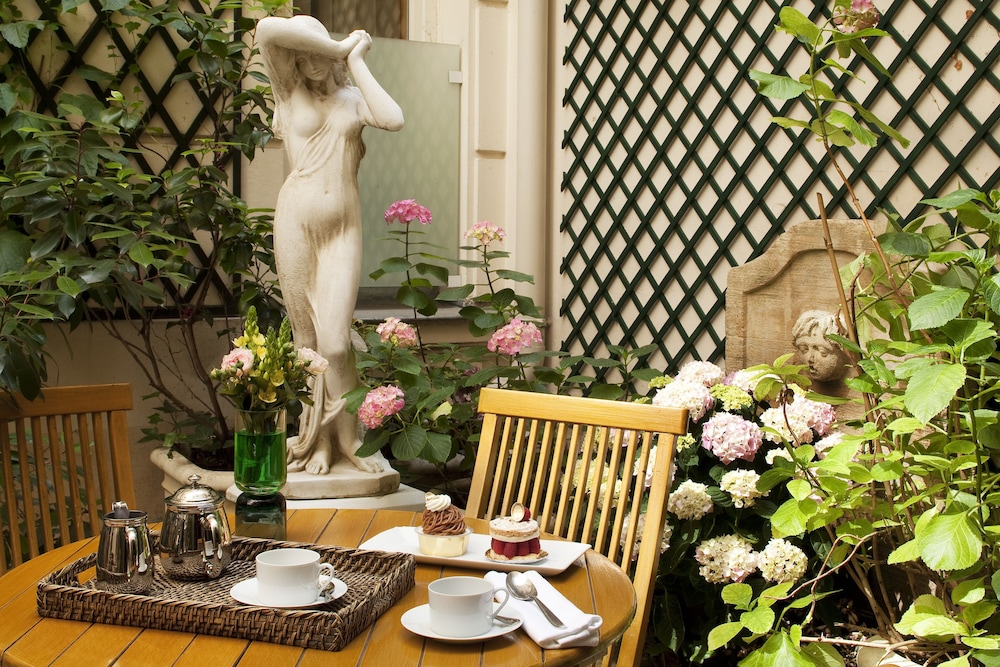 hotel chambiges elysees paris