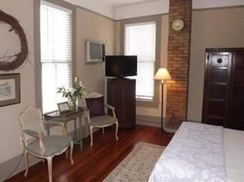 ocaseys boutique inn