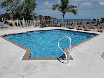 captain pips marina and hideaway