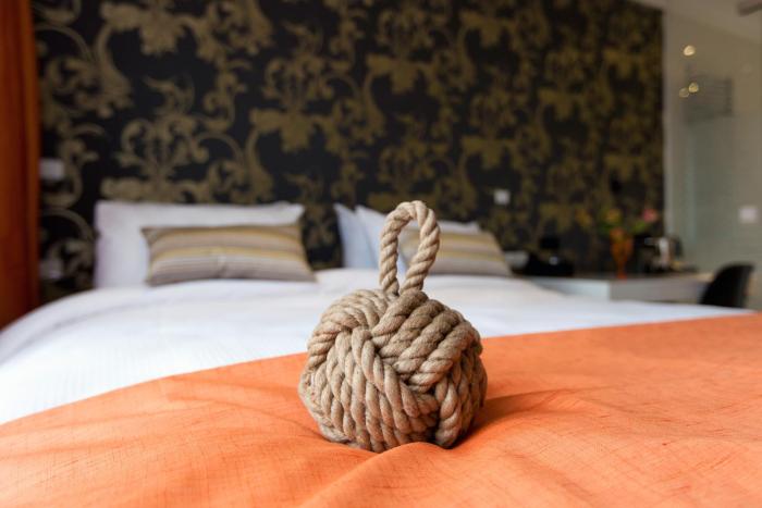 the amsterdam canal hotel