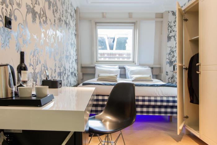 the amsterdam canal hotel
