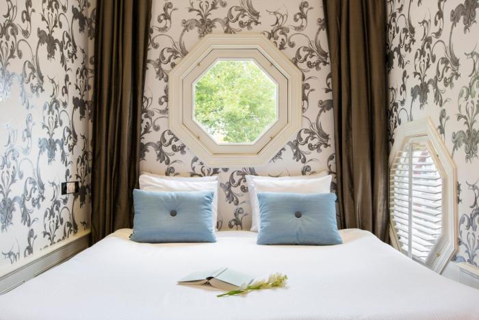 the amsterdam canal hotel