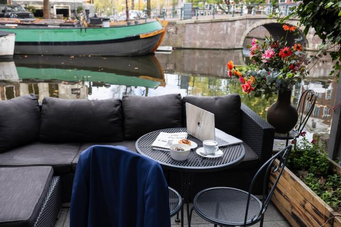 the amsterdam canal hotel