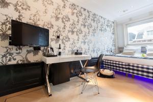 the amsterdam canal hotel