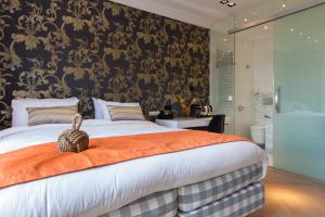 the amsterdam canal hotel