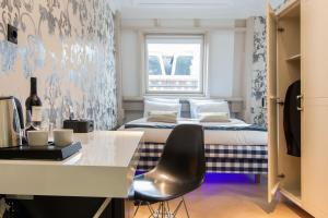 the amsterdam canal hotel