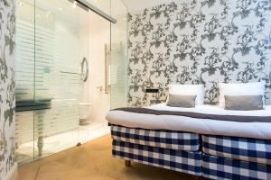 the amsterdam canal hotel