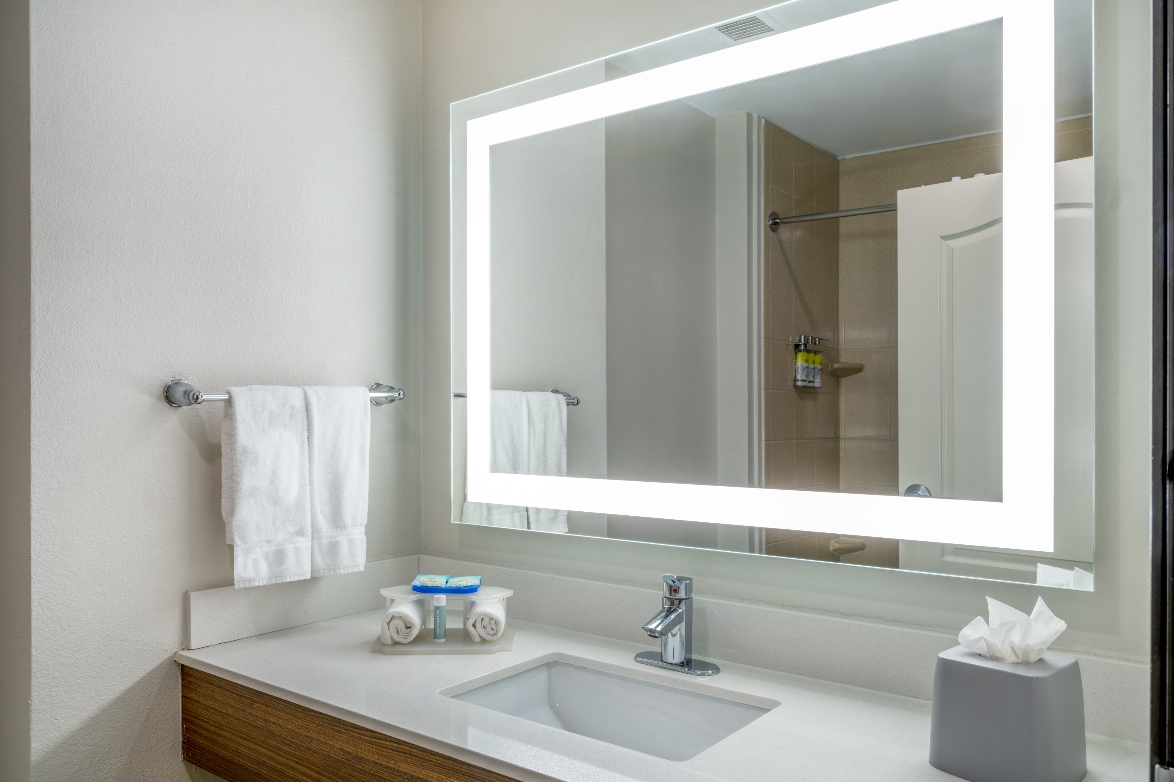 holiday inn express and suites dallas east fair park