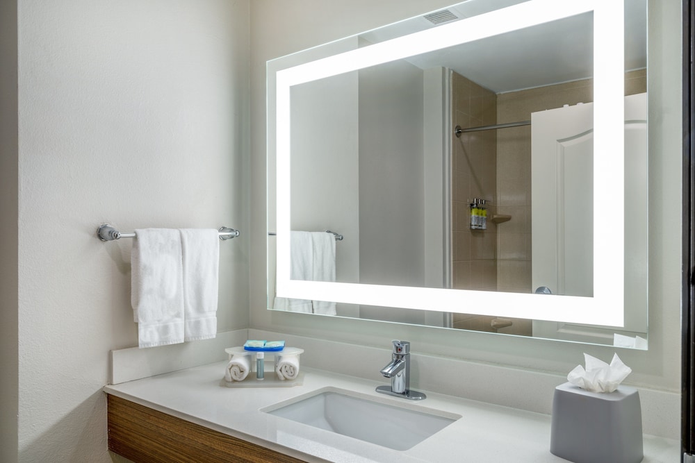 holiday inn express and suites dallas east fair park
