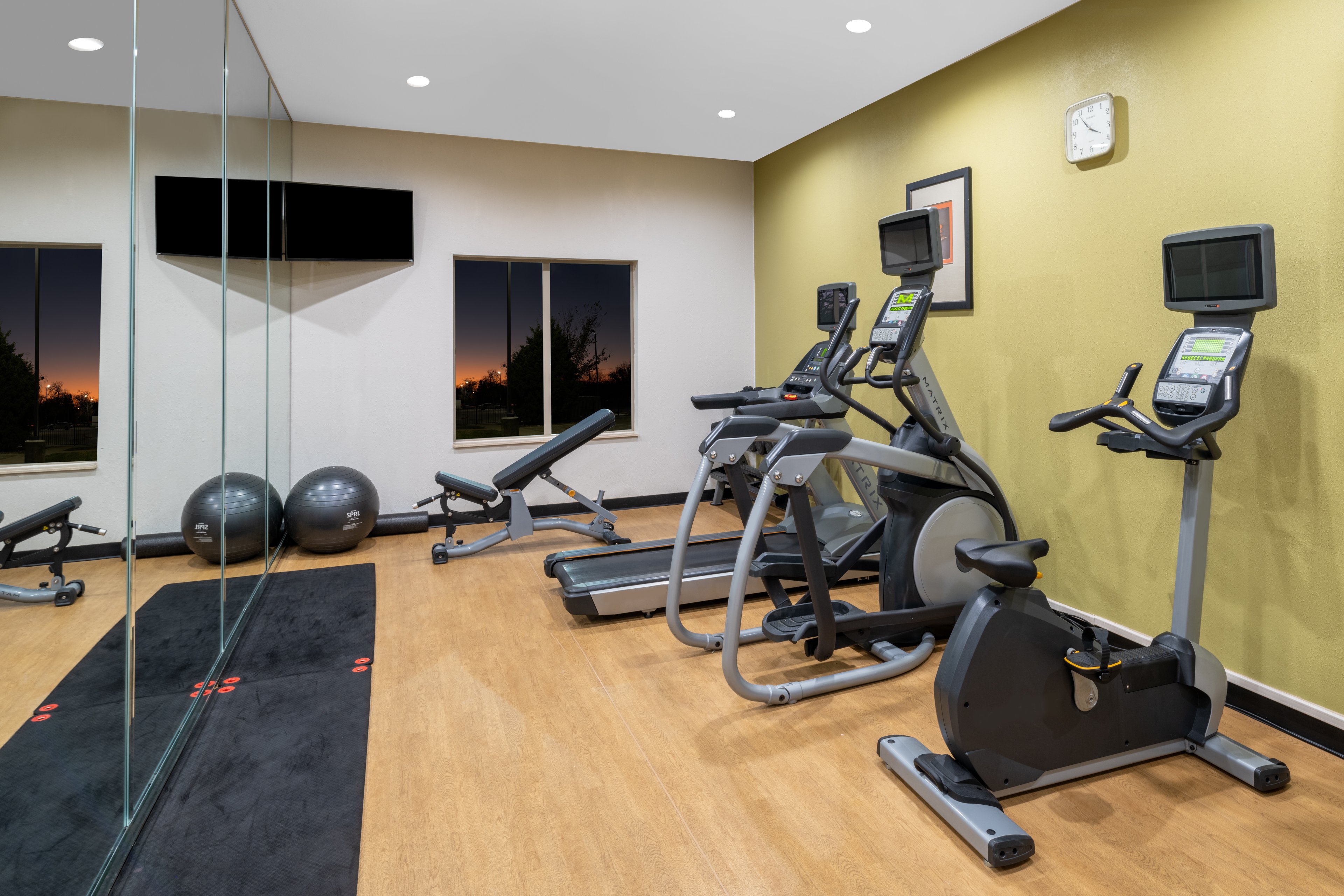 holiday inn express and suites dallas east fair park