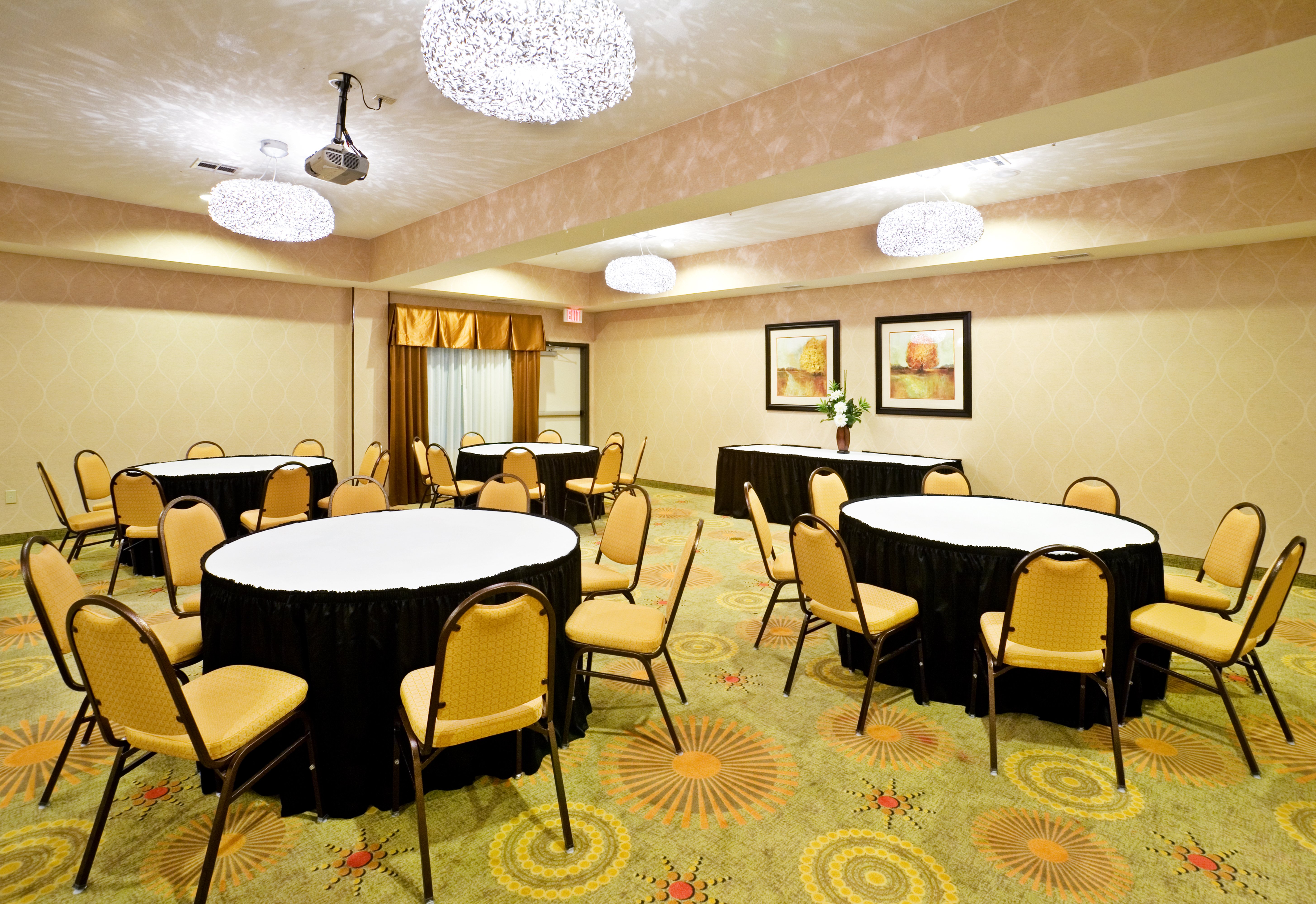 holiday inn express and suites dallas east fair park