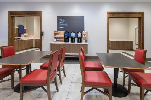 holiday inn express and suites dallas east fair park