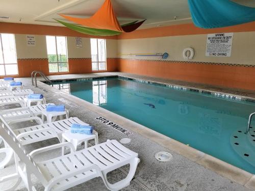 holiday inn express and suites dallas east fair park
