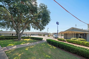 americas best value inn and suites brenham