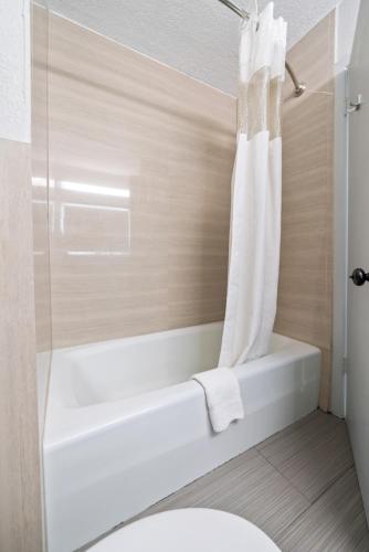 americas best value inn and suites brenham